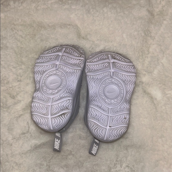 Nike Toddler Gray Sneakers - Picture 3 of 4